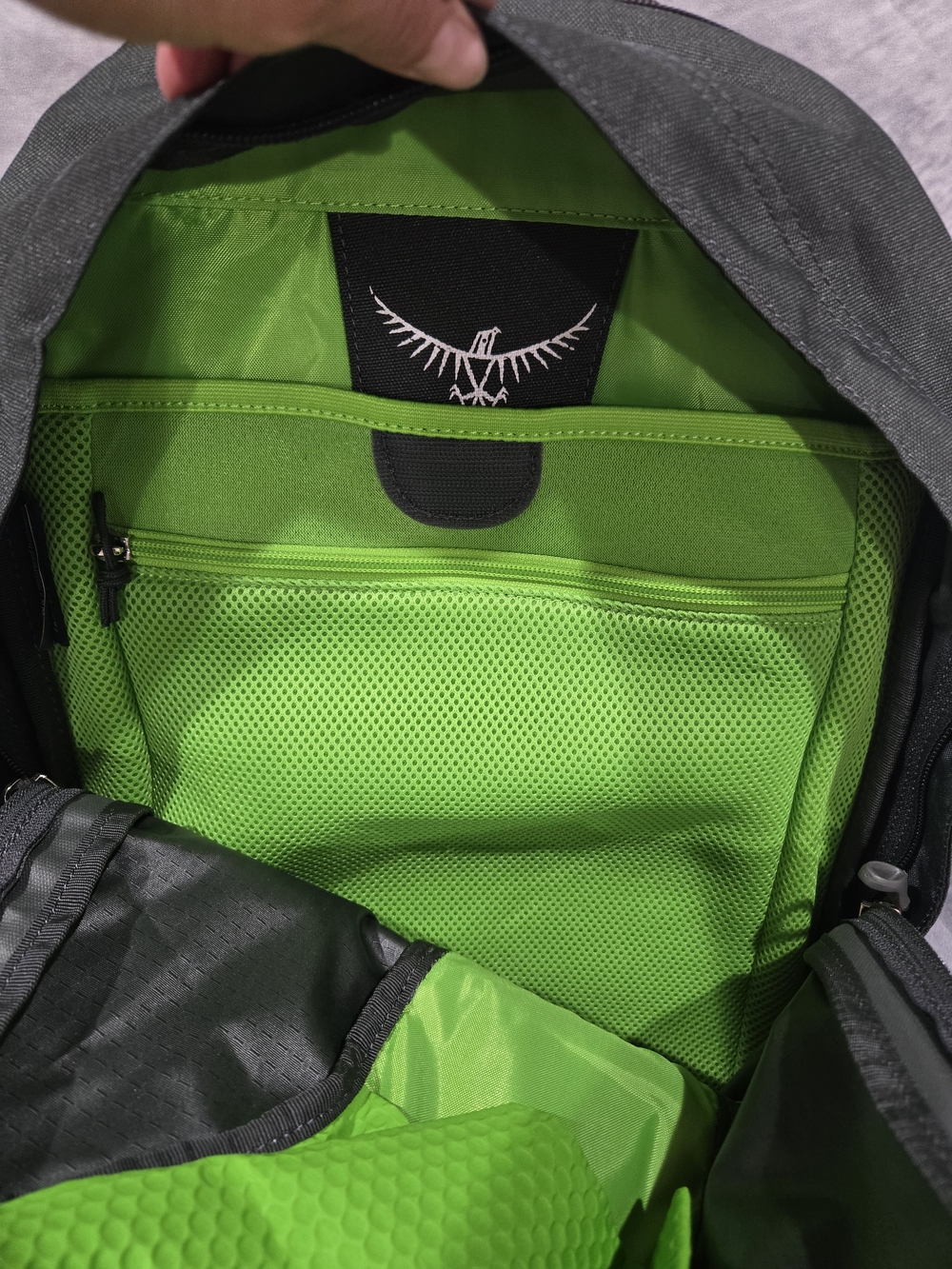 OSPREY Black Men's Hiking Backpack with Front Mesh Pockets - Picture 3 of 4